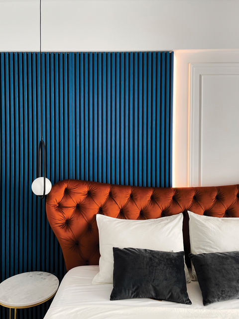 Dormitor elegant albastru cu pat Mobila Dalin realizat de Bianca Ivan Interior Design în Buzau, design contemporan cu accente de catifea.