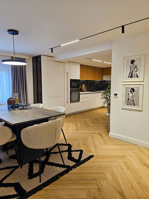Bucătărie și zonă dining moderne, cu parchet din lemn herringbone si sine magnetice – Bianca Ivan Interior Design Buzău.
