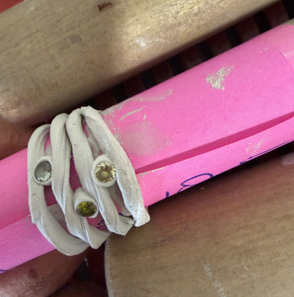 Eye-level view van een werktafel met zilverklei en gereedschap