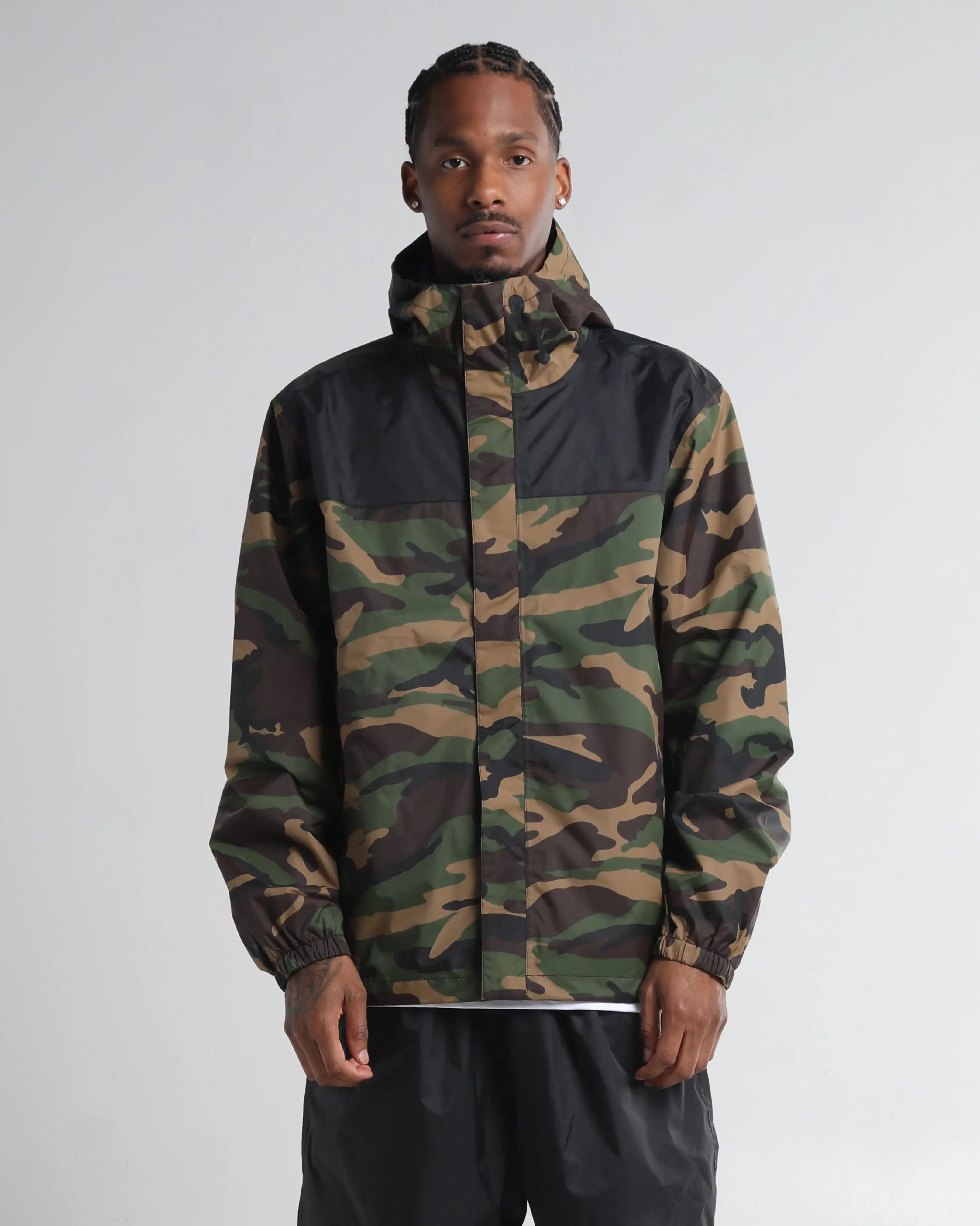 Veste coupe-vent camouflage Shaka Wear portée par un mannequin