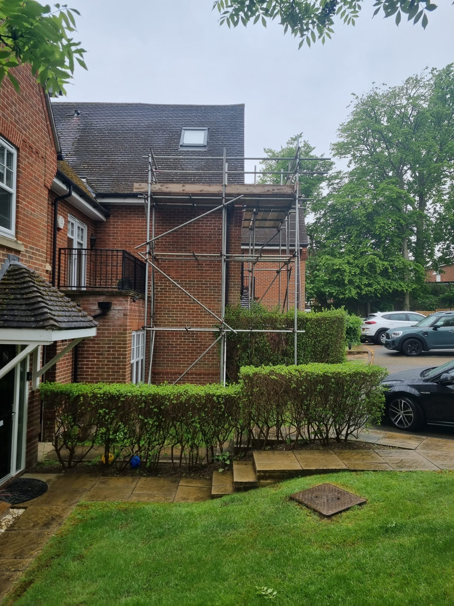 Independent scaffolding structure on a residential building