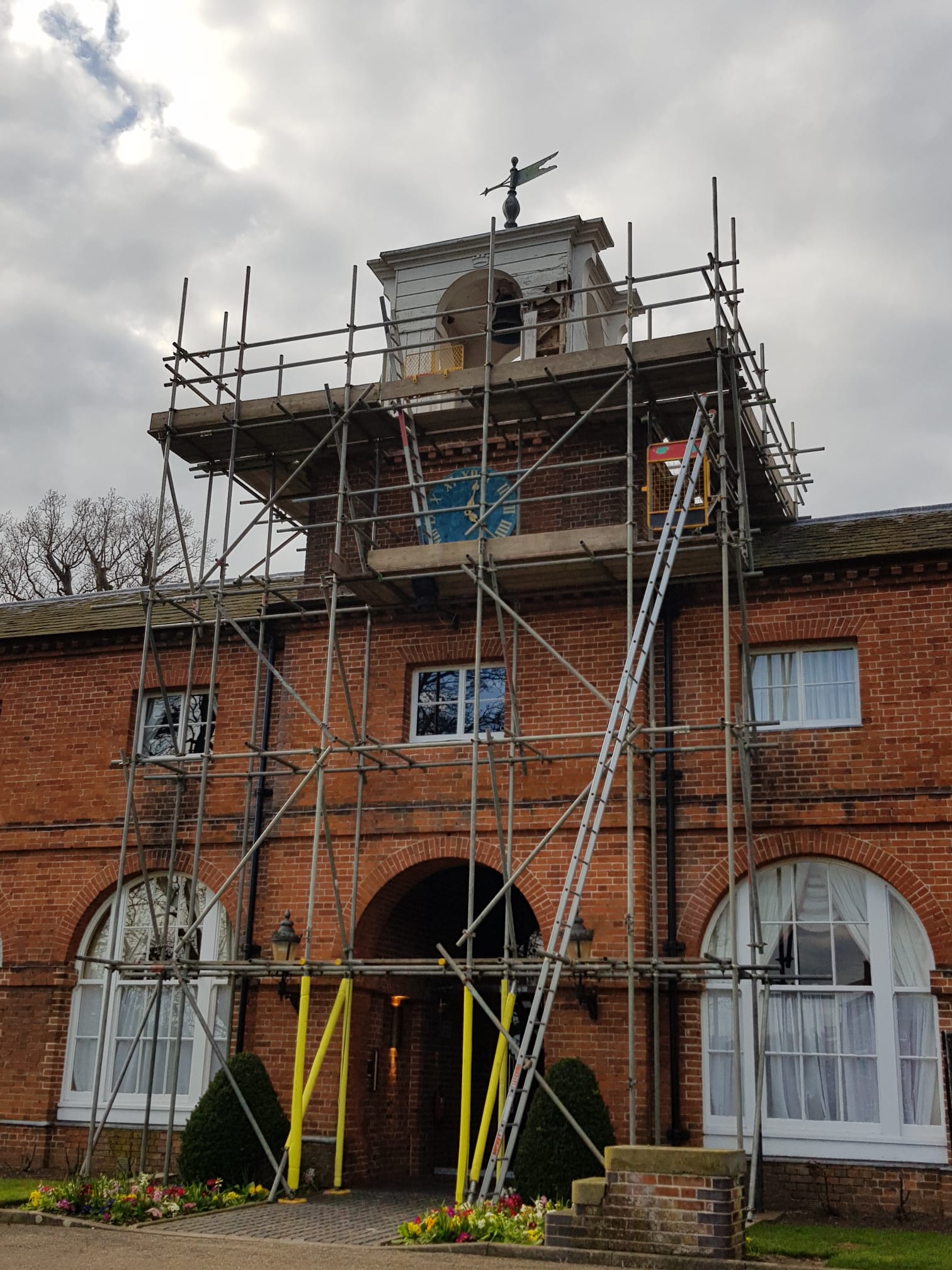 Structured scaffolding access platform on site