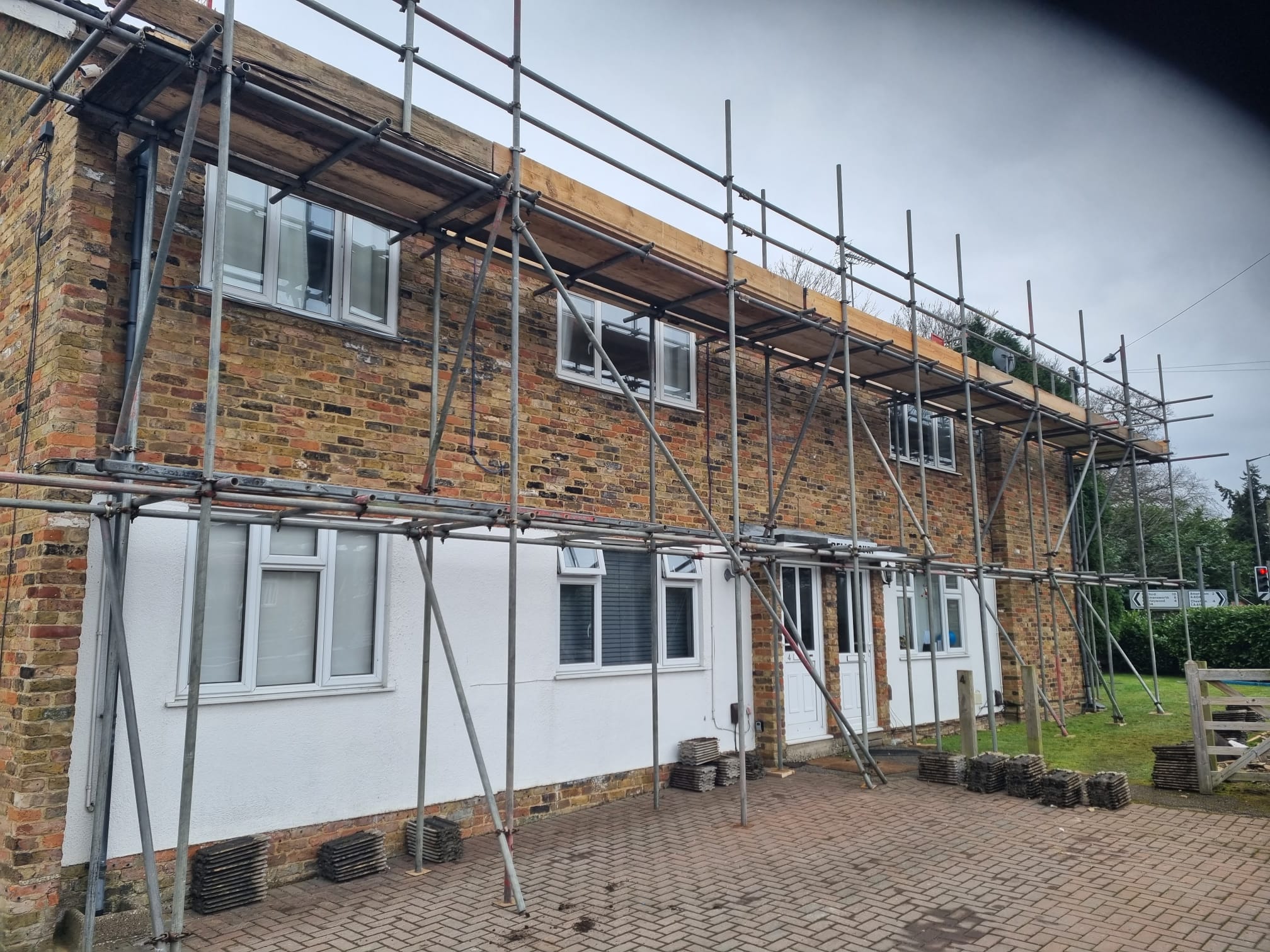 Full-height scaffolding access to brickwork