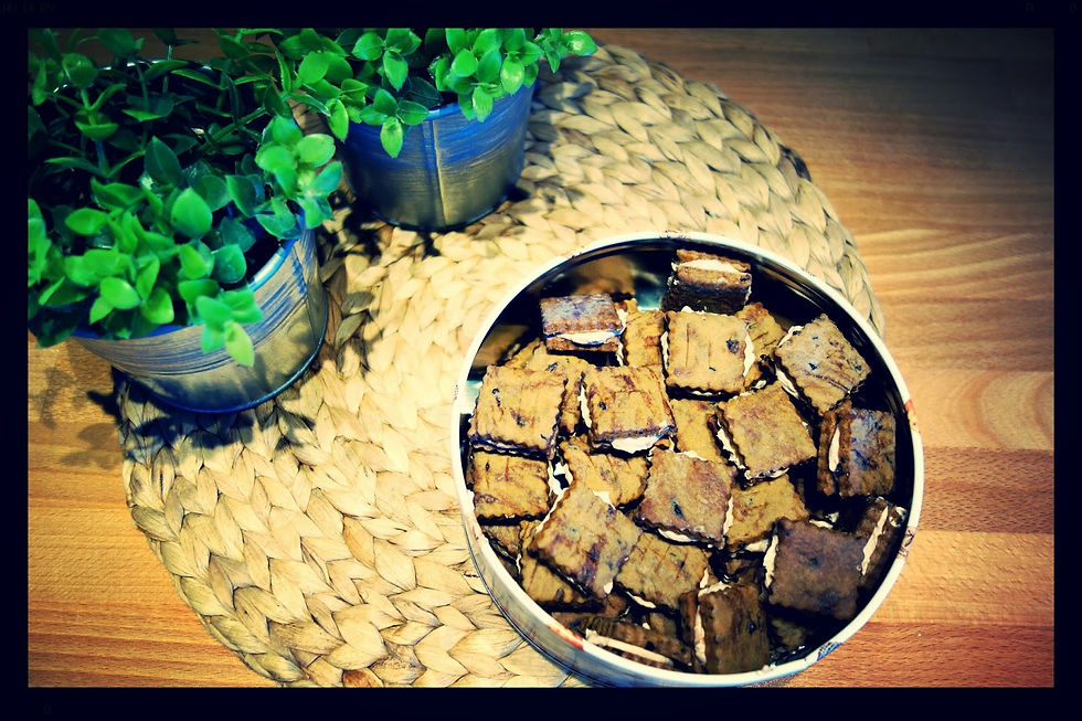 Μπισκότα με γεύση καφέ, γεμιστά με κρέμα.