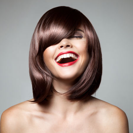 pelo castaño y corto