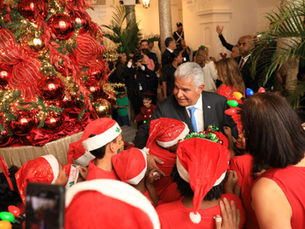 Presidencia de Panamá se ilumina con la llegada de la Navidad