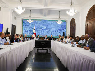 Gobierno y transportistas acuerdan no subir tarifas a usuarios y buscan una alternativa al incremento del combustible