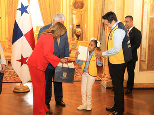 Pareja presidencial recibe a Elizabeth Acosta, Embajadora Estrella 2025 de la Teletón 20-30