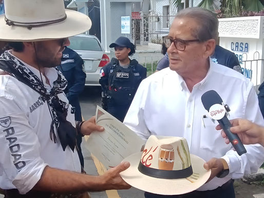 Sombrero que pintó privado de libertad recorrerá América en manos de un viajero brasileño