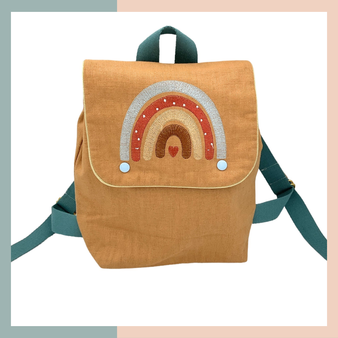 Sac a dos maternelle avec un arc en ciel brodé sur le rabat