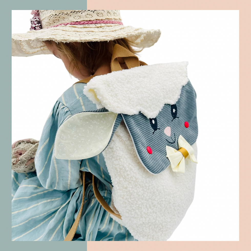 sac à dos enfant maternelle mouton de dos porté par une fille