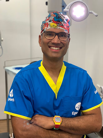 Dr Merv Ferdinands, Cataract and Refractive surgeon, Ophthalmologist, in theatre, operating