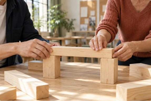 Étude de concept : Des participants assemblent les éléments d’un petit pont en bois.