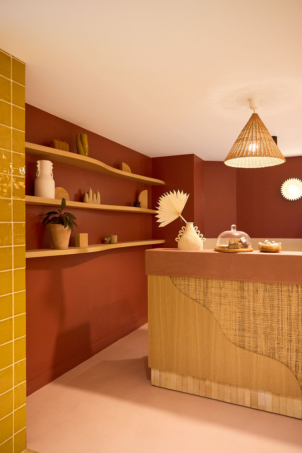 Comptoir sur mesure pour coffee shop réalisé en chêne, béton, raphia et bejmat.