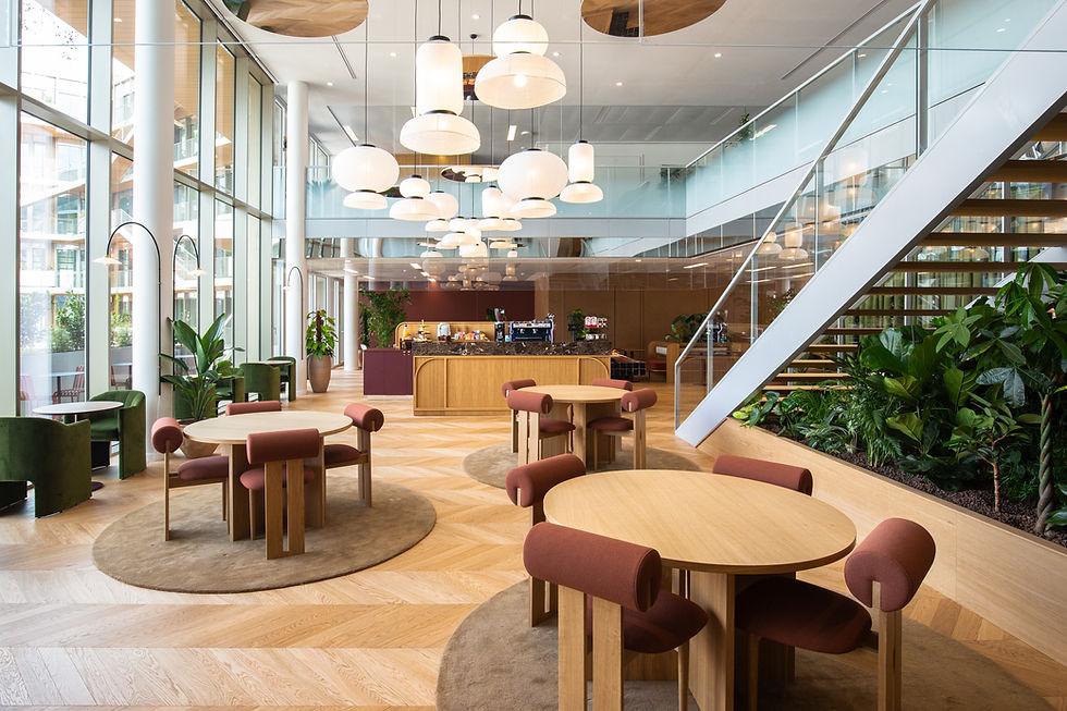 Aménagement de l'espace café, décoré de suspensions et de miroirs suspendus.