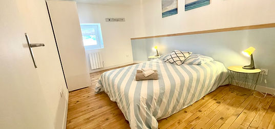 chambre parquet rénovation poutre.jpeg