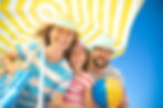 Famille avec chapeaux et sous parasol
