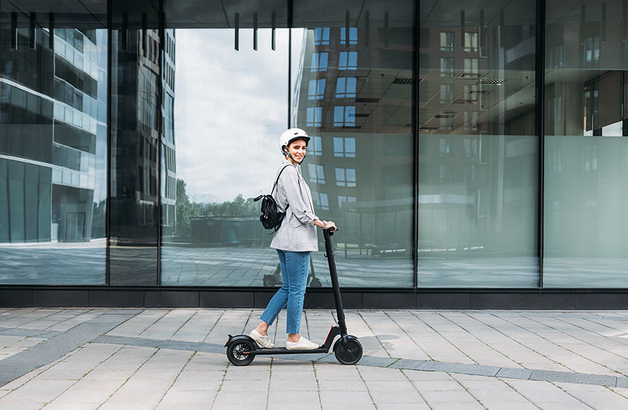 Femme en trottinette