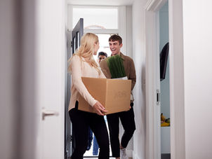 Locataires entrant dans un appartement