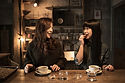 お茶を飲んで日本人の女の子