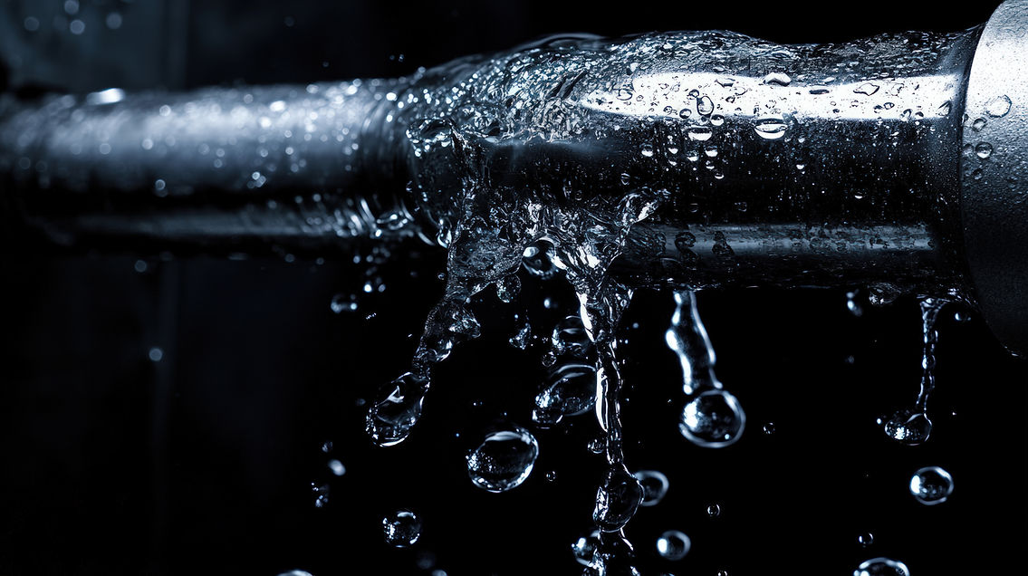 vecteezy_water-leaking-from-a-pipe_70015201.jpg