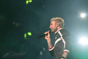 Marron 5 encerra passagem pelo Brasil no ritmo carioca