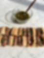 Salsa chimichurri artigianale servita con panini farciti