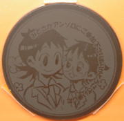 母と息子の似顔絵がレーザー彫刻されたチョコレート