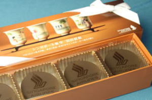 レーザー彫刻されたチョコレートが箱詰めされた写真