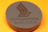 航空会社のロゴマークがレーザー彫刻されたチョコレート