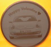 ハッピーバレンタインの文字がレーザー彫刻されたチョコレート