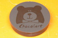 動物のイラストがレーザー彫刻されたチョコレート