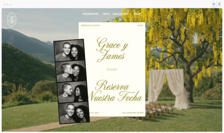 Un sitio web de bodas que muestra una tira de fotos tipo fotomatón de una pareja junto a una invitación sobre un fondo de una ceremonia al aire libre con un árbol de flores amarillas.