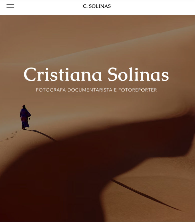 Esempio di portfolio fotografico creato con Wix, che mostra la home page di una fotografa documentarista con un'immagine suggestiva del deserto.