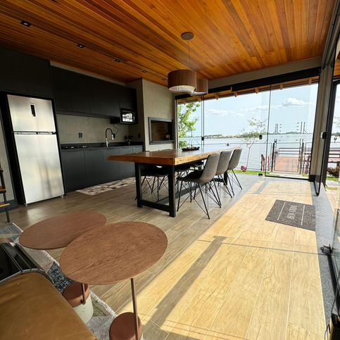 Cozinha da Cabana Sossego vista da sala da cabana.