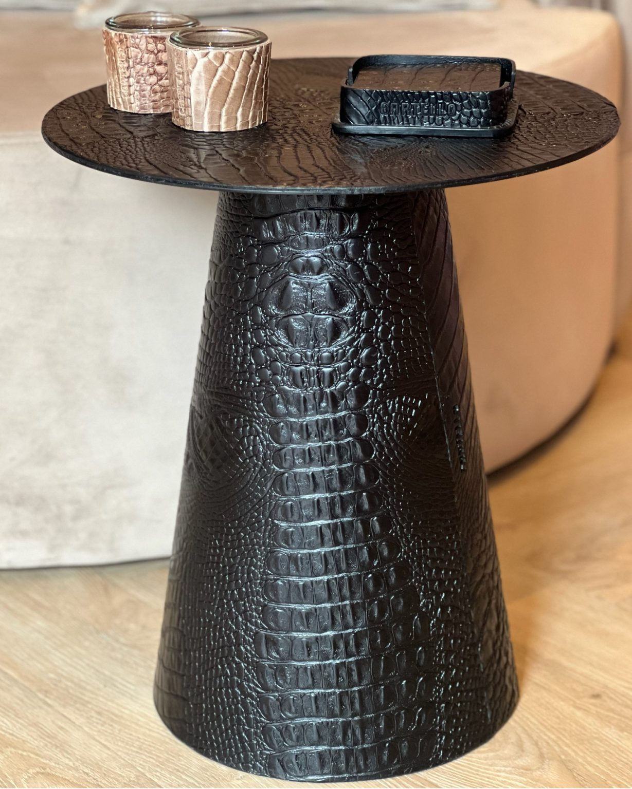 Vooraanzicht van de Black Tulip Luxe Table, een zwarte bijzettafel met leren afwerking.