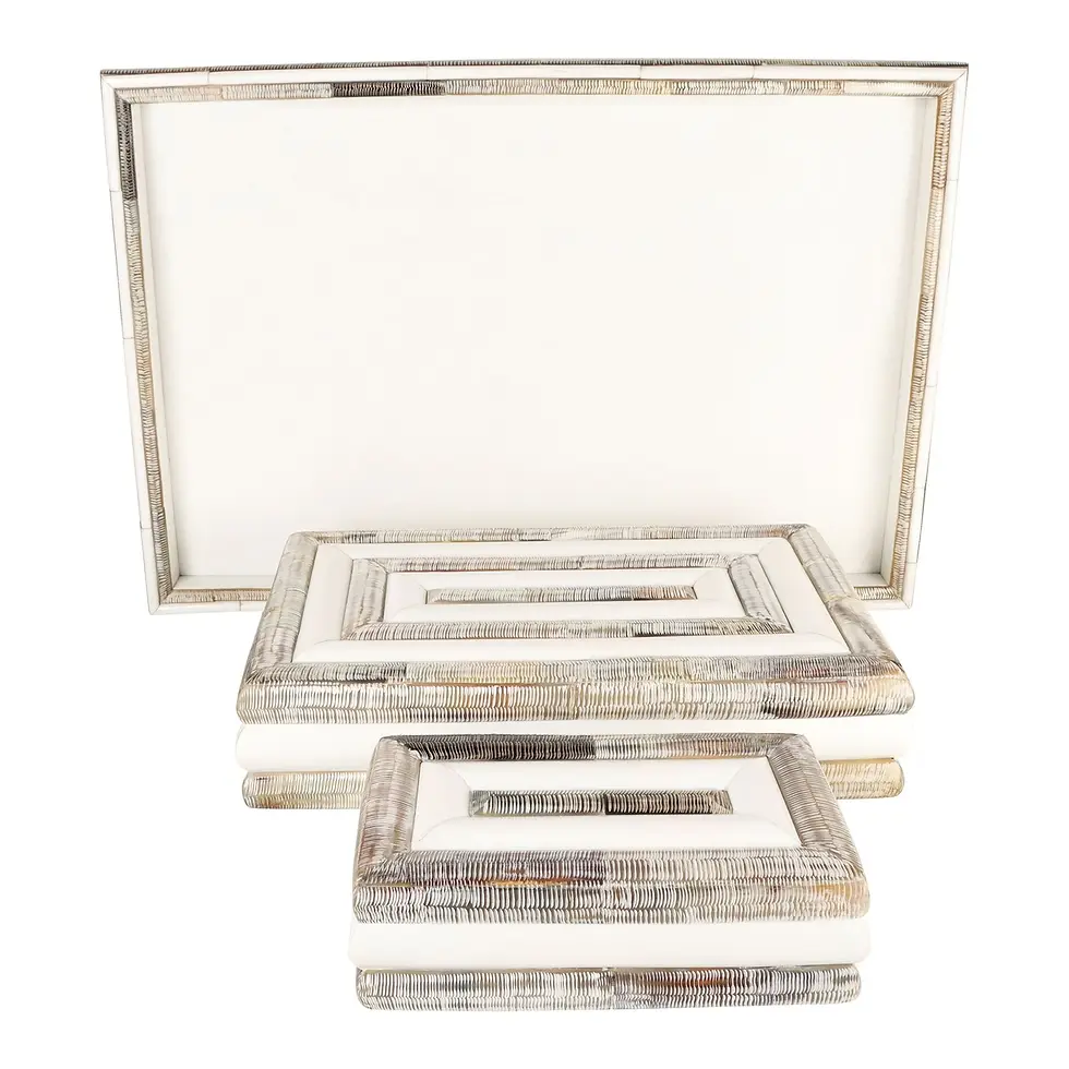 Thumbnail: Transformeer uw interieur met de luxe bewaardoos 'Wave' van RAF Deluxe, een prachtig decoratie item dat zowel stijlvol als functioneel is. Deze handgemaakte bewaardoos is vervaardigd van hoorn, met een uniek ontwerp dat zowel egaal als geribbeld hoorn combineert voor een elegante uitstraling.

De 'Wave' bewaardoos is ideaal voor gebruik op een bijzettafel of vakkenkast, waar het niet alleen dient als decoratief accent maar ook praktisch is voor het opbergen van kleine voorwerpen. Elk stuk is uniek vanwege de natuurlijke variatie in het hoornmateriaal.

Voeg een vleugje luxe en exclusiviteit toe aan uw interieur met de 'Wave' bewaardoos, een perfecte mix van stijl en functionaliteit.