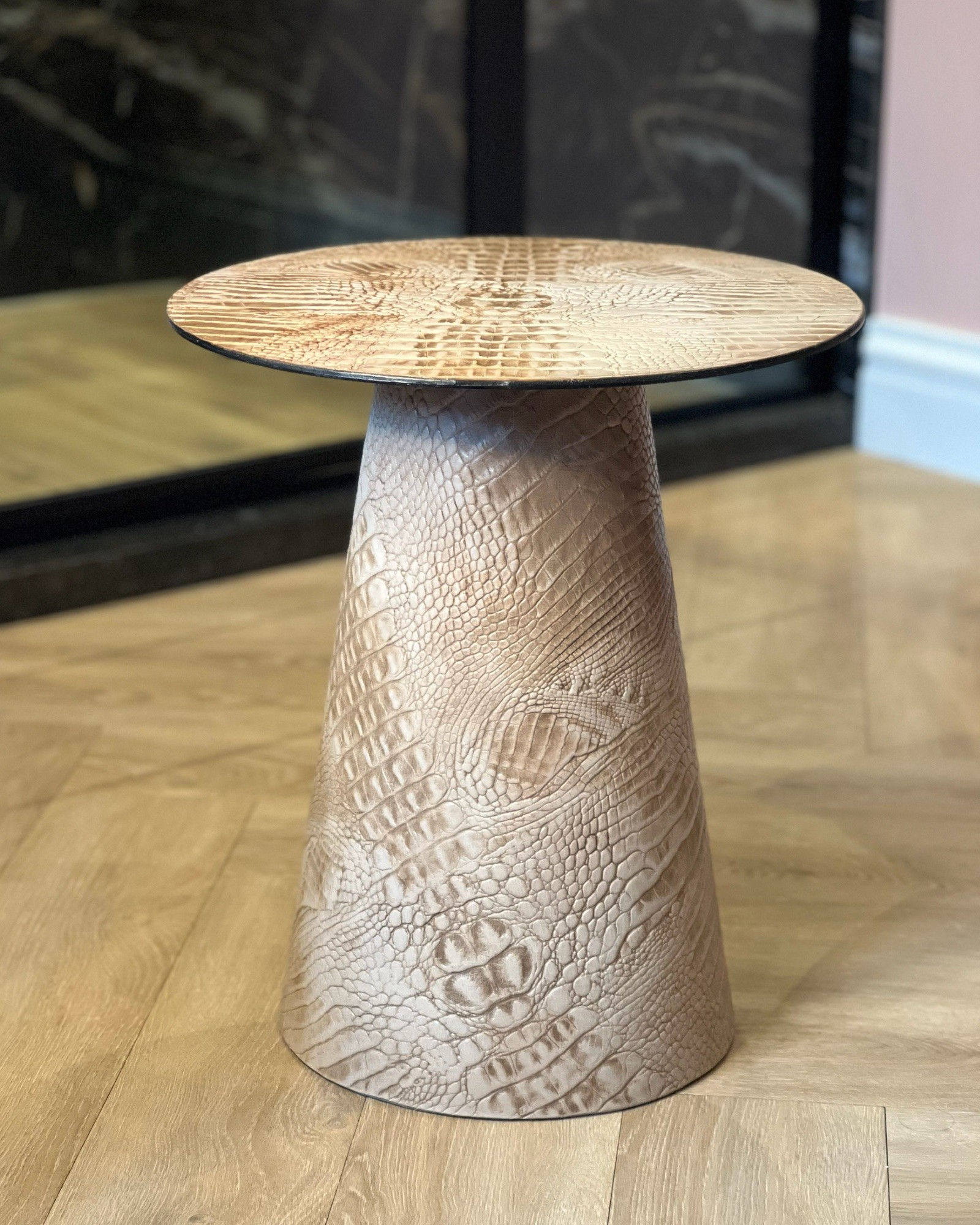 Vooraanzicht van de Sahara Elegance Table, een bijzettafel met een stalen kern en natuurlijk gelooid leer.