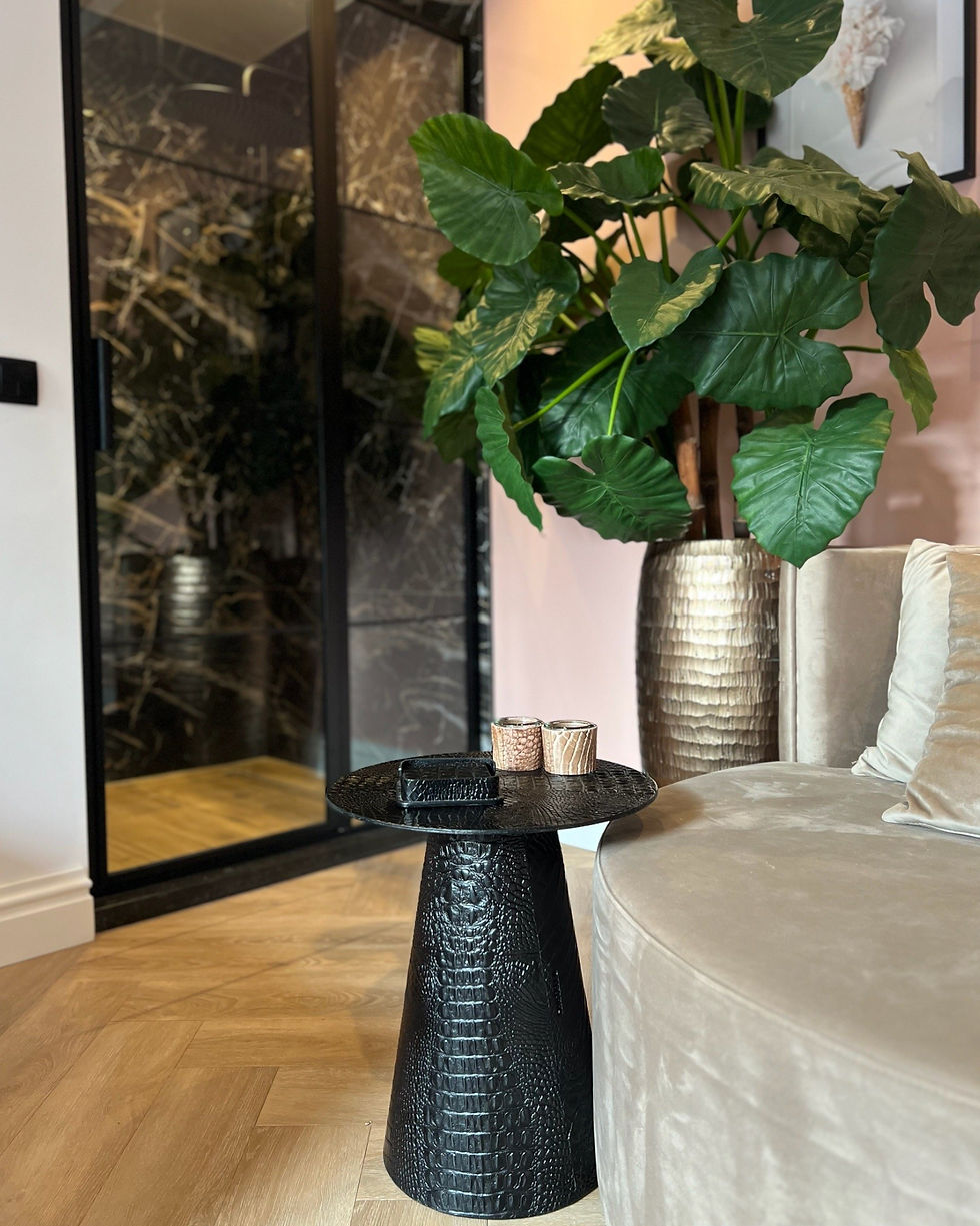Zijaanzicht van de Black Tulip Luxe Table, met een strak kegelvormig design.