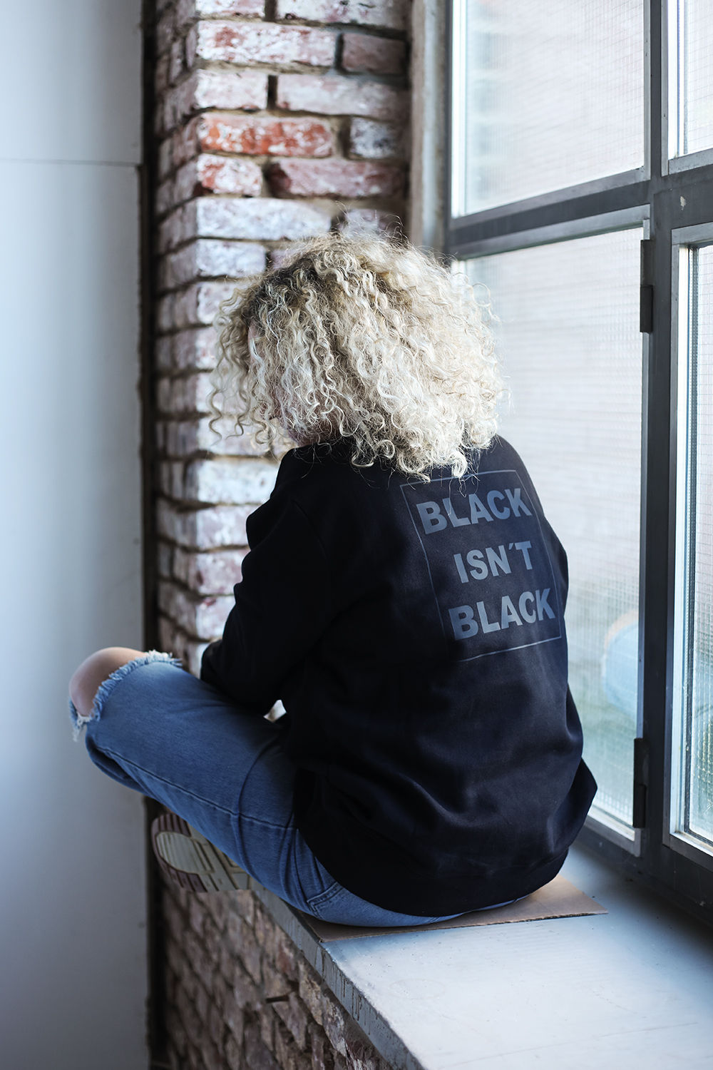 SWEATSHIRT BLACK ISN'T BLACK