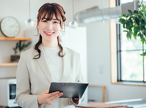 接客する女性の画像