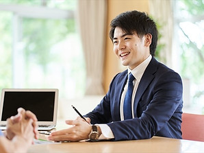 接客する男性の画像