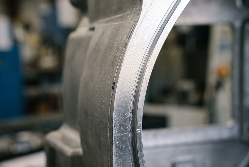 Nahaufnahme einer präzisen Formtrennlinie an einer bearbeiteten Dichtfläche eines Metallgehäuses.
