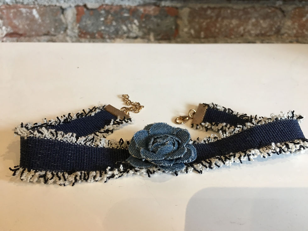 Thumbnail: Guns & Roses Choker