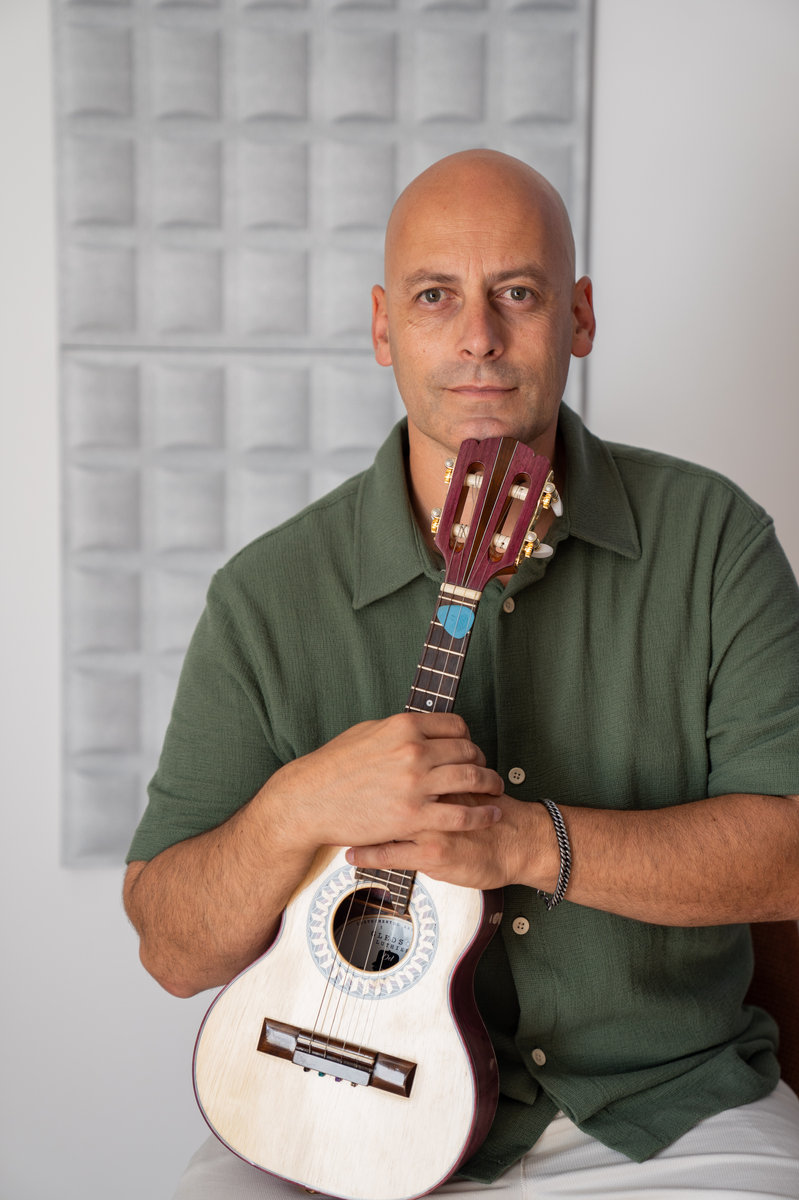 Nuno Bastos — retrato com cavaquinho