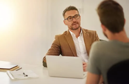 Como receber feedback difícil com inteligência emocional