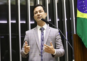 Líder do PV repudia racismo contra Vini Jr em Comissão Geral da Câmara