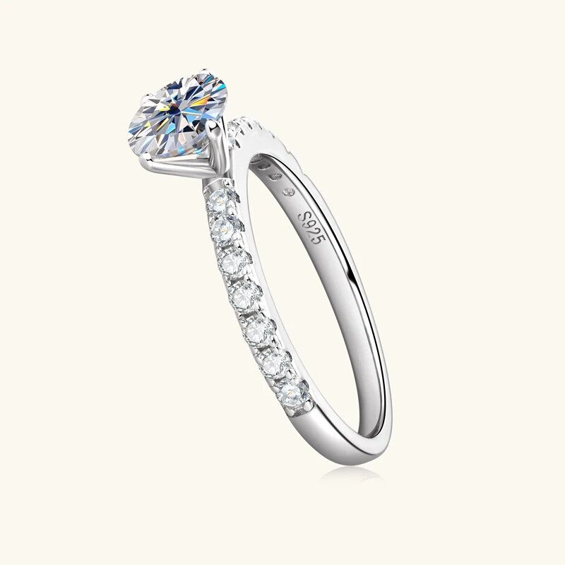 Miniaturebillede: Moissanite Engagement Ring  (0.8carat) Round Cut Stone in 925 Sterling Silver