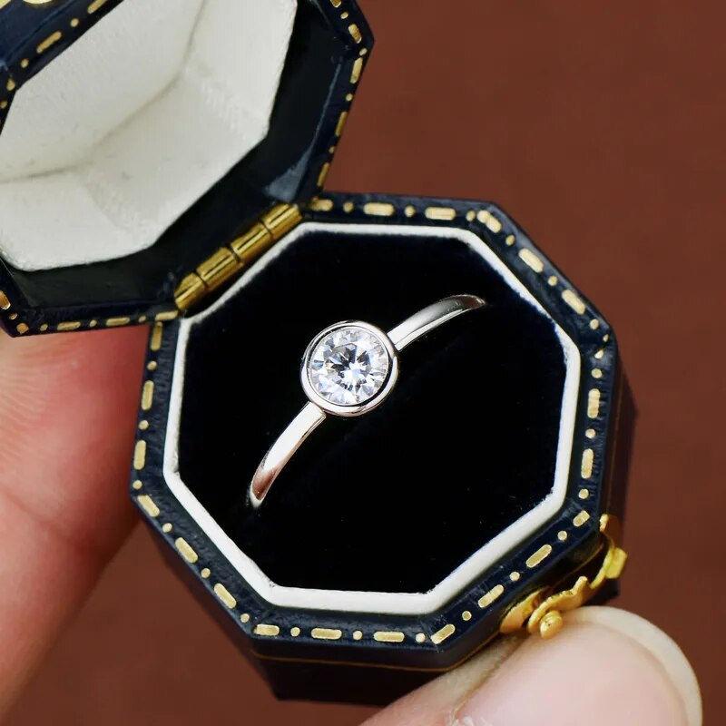 Küçük resim: 5mm D Color Moissanite Solitaire Engagement Ring in 925 Silver
