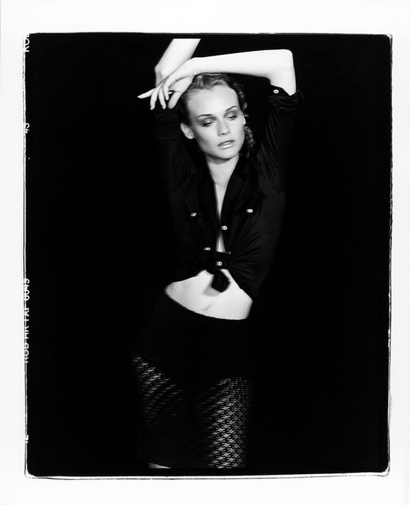 Femme posant en noir et blanc, bras levés